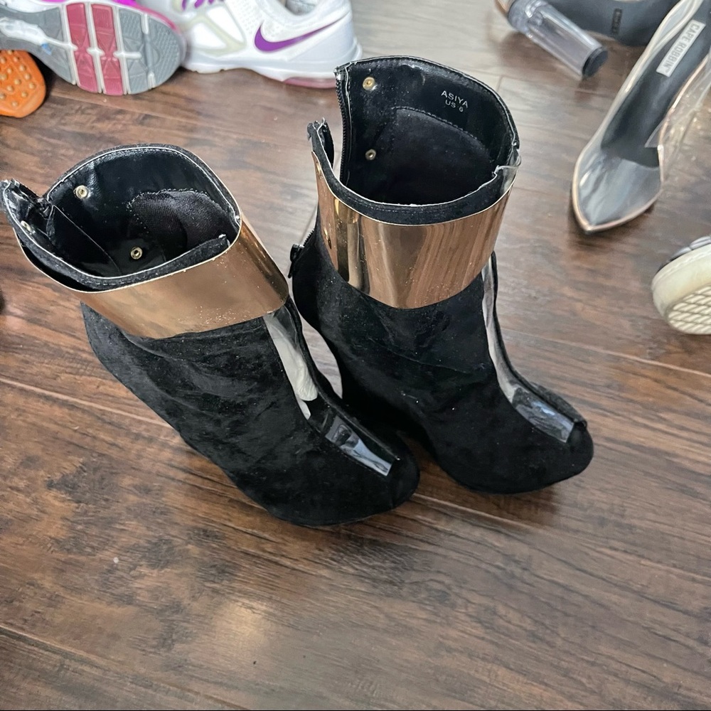Black wedges